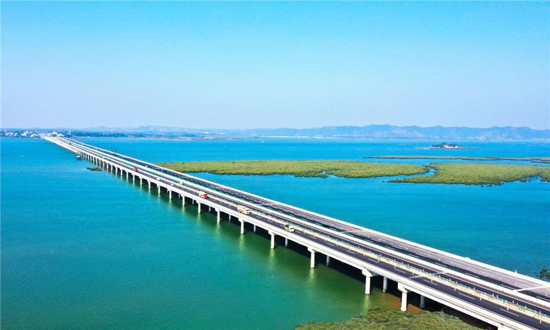 蘭州至?？诟咚俟窂V西欽州至北海段改擴(kuò)建工程鐵山港跨海特大橋.jpg